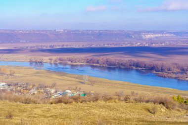 Nehrin rahatlatıcı kış doğasıyla tepelik vadinin güzel manzarası. Metin için kopyalama alanı olan arkaplan