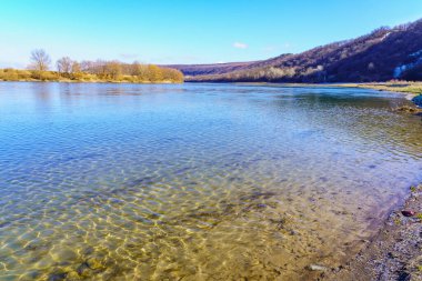 Nehir kıyısının güzel manzarası sakin bir kış yaban hayatı. Metin için kopyalama alanı olan arkaplan