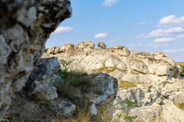 Doğu Avrupa 'nın vahşi kayalık ve dağlık doğası. Metin için kopya alanı olan peyzaj arkaplanı. Seçici odaklanma, uyumlu. Coban ya da Cobani köyü, Moldova 'ya hoş geldiniz..