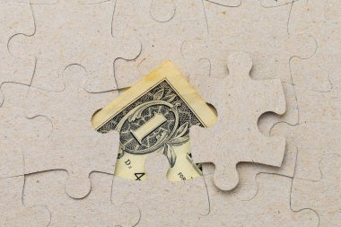 Kayıp yapboz parçası ve çerçevelenmiş Amerikan doları. Metin için kopyalama alanı olan arkaplan