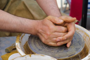 Potter çömlekçi çarkı üzerinde çalışıyor. Eller yakın çekim. Metin için kopyalama alanı olan arkaplan