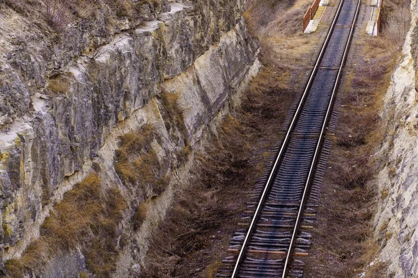 峡谷内の鉄道 テキストの背景またはコピースペース — ストック写真