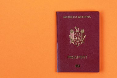 Moldova Cumhuriyeti vatandaşının modern yabancı pasaportu. Metin için sol tarafta kopyalama alanı olan arkaplan.