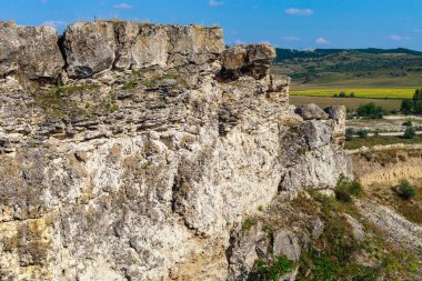 Doğu Avrupa 'nın vahşi kayalık ve dağlık doğası. Metin için kopya alanı olan peyzaj arkaplanı. Seçici odaklanma, uyumlu. Coban ya da Cobani köyü, Moldova 'ya hoş geldiniz..