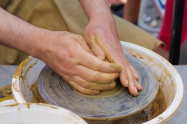 Potter çömlekçi çarkı üzerinde çalışıyor. Eller yakın çekim. Metin için kopyalama alanı olan arkaplan