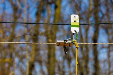 Turizm ve dağcılık sektöründeki jandarmalara sigorta bağlama sistemi. Metin için kopyalama alanı olan arkaplan