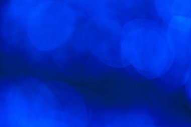 Portre merceğinin bokeh veya bulanık arkaplanı. Odaklanma azaldı. Soğuk gece neon tonu