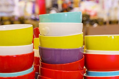 İlk yemek için renkli kalın tabaklar. Metin için kopyalama alanı olan arkaplan