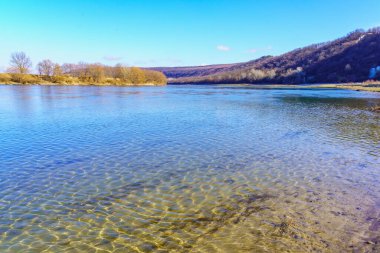 Nehir kıyısının güzel manzarası sakin bir kış yaban hayatı. Metin için kopyalama alanı olan arkaplan