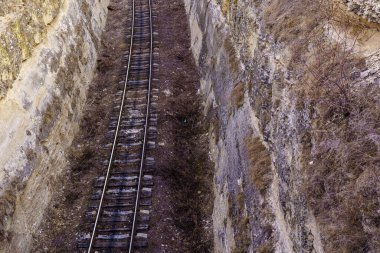 Kanyonda demiryolu var. Metin için arkaplan ya da kopyala