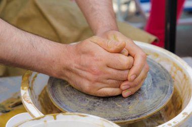 Potter çömlekçi çarkı üzerinde çalışıyor. Eller yakın çekim. Metin için kopyalama alanı olan arkaplan