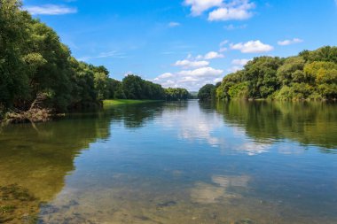 Geniş nehir. Metin veya harfler için kopya alanı olan Doğu Avrupa arka planı. Balık tutmak ve rafting yapmak için ideal. Bir turistin gözlerinden bak.