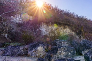 Kış doğasının güzelliği, taşlar ve buzlar. Metin için kopyalama alanı olan arkaplan