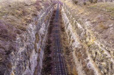 Kanyonda demiryolu var. Metin için arkaplan ya da kopyala