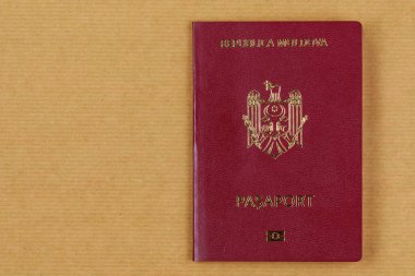 Moldova Cumhuriyeti vatandaşının modern yabancı pasaportu. Metin için sol tarafta kopyalama alanı olan arkaplan.