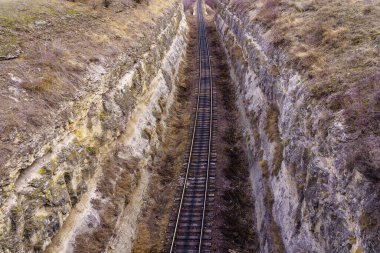 Kanyonda demiryolu var. Metin için arkaplan ya da kopyala