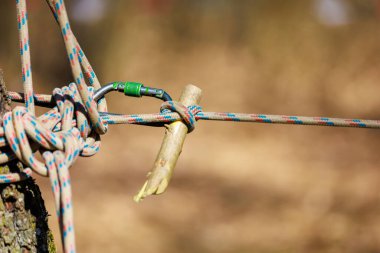 İpte turist düğümü. Metin için kopyalama alanı olan arkaplan