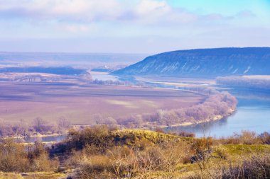 Nehrin rahatlatıcı kış doğasıyla tepelik vadinin güzel manzarası. Metin için kopyalama alanı olan arkaplan