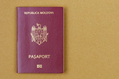 Moldova Cumhuriyeti vatandaşının modern yabancı pasaportu. Metin için sağda kopyalama alanı olan arkaplan.