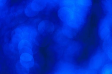 Portre merceğinin bokeh veya bulanık arkaplanı. Odaklanma azaldı. Soğuk gece neon tonu