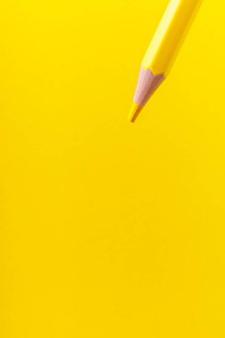 Seçici odaklı renkli kalem yakın plan stili ve bulanık sarı arka plan. Metin için alanı kopyala.