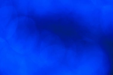 Portre merceğinin bokeh veya bulanık arkaplanı. Odaklanma azaldı. Soğuk gece neon tonu