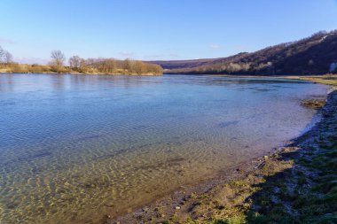 Nehir kıyısının güzel manzarası sakin bir kış yaban hayatı. Metin için kopyalama alanı olan arkaplan