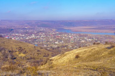 Doğu Avrupa 'nın resimli tepe vadisi. Metin için kopyalama alanı olan arkaplan