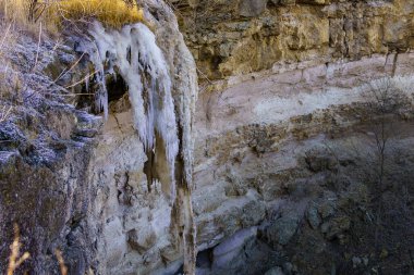 Vahşi doğada donmuş şelale. Metin için kopya alanı olan peyzaj arkaplanı