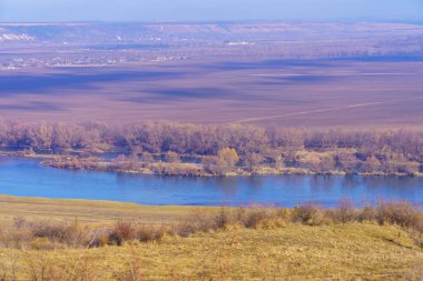 Nehrin rahatlatıcı kış doğasıyla tepelik vadinin güzel manzarası. Metin için kopyalama alanı olan arkaplan