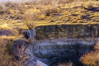 Vahşi doğada donmuş şelale. Metin için kopya alanı olan peyzaj arkaplanı