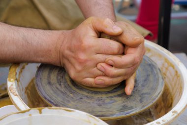 Potter çömlekçi çarkı üzerinde çalışıyor. Eller yakın çekim. Metin için kopyalama alanı olan arkaplan