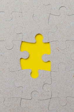 Tek elementi olmayan bulmacalar. Metin veya yazı için boşluk kopyala. Dikey resim.