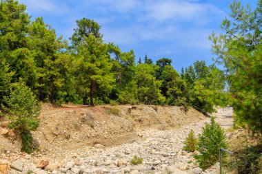 Kuru nehir ya da kuru dere. Yağmur için drenaj akışı ve dağlardan denize eriyen kar. Kopya alanı olan bir arkaplan. Antalya 'nın Kemer ilçesine bağlı Türk Taurus Dağları