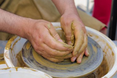Potter çömlekçi çarkı üzerinde çalışıyor. Eller yakın çekim. Metin için kopyalama alanı olan arkaplan