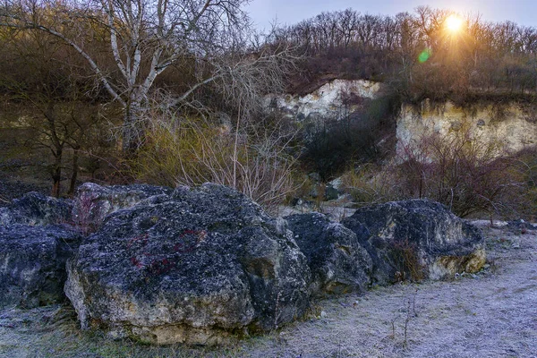Die Schönheit Der Winterlichen Natur Mit Steinen Und Frost Hintergrund — Stockfoto