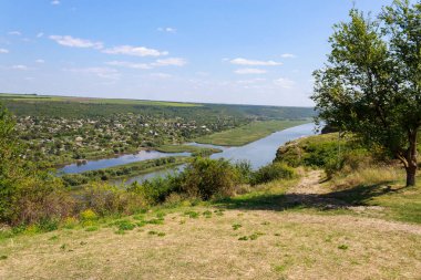 Geniş nehir. Metin veya harfler için kopya alanı olan Doğu Avrupa arka planı. Balık tutmak ve rafting yapmak için ideal. Bir turistin gözlerinden bak.