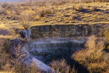 Vahşi doğada donmuş şelale. Metin için kopya alanı olan peyzaj arkaplanı
