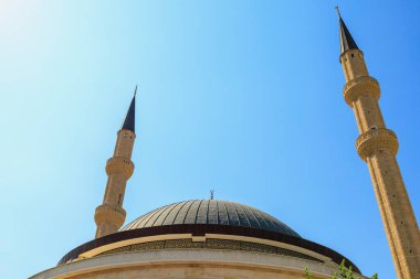 Cami kubbesi. Şehir simgesi turistlere açık. Klasik İslami arka plan.