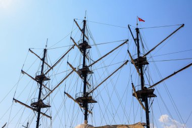 Yelkenli mavi gökyüzüne doğru gidiyor. Macera sembolü. Metin için kopyalama alanı olan arkaplan