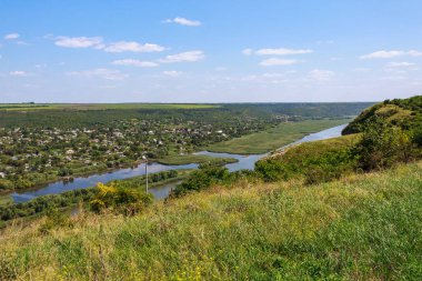 Geniş nehir. Metin veya harfler için kopya alanı olan Doğu Avrupa arka planı. Balık tutmak ve rafting yapmak için ideal. Bir turistin gözlerinden bak.