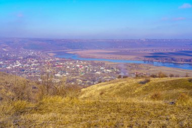 Doğu Avrupa 'nın resimli tepe vadisi. Metin için kopyalama alanı olan arkaplan