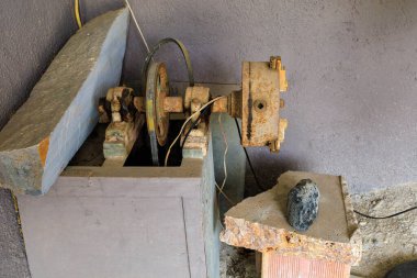 Doğal taşı işlemek için eski bir makine. Seçici odaklı arkaplan ve metin için alanı kopyala