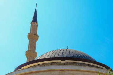 Cami kubbesi. Şehir simgesi turistlere açık. Klasik İslami arka plan.