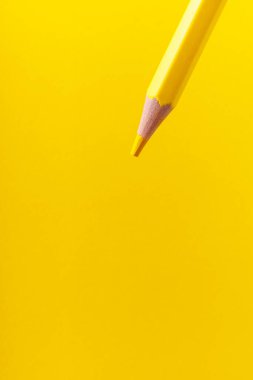 Seçici odaklı renkli kalem yakın plan stili ve bulanık sarı arka plan. Metin için alanı kopyala.