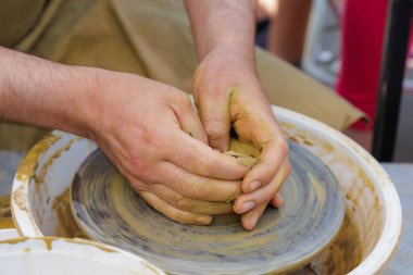 Potter çömlekçi çarkı üzerinde çalışıyor. Eller yakın çekim. Metin için kopyalama alanı olan arkaplan
