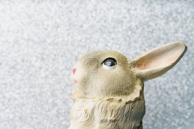 Bir tavşanın soyut figürü. Doğu takvimine göre 2023 'ün sembolü. Metin için kopyalama alanı olan arkaplan