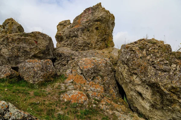 東ヨーロッパの野生の岩や山岳性 テキストのコピースペースを持つ風景の背景 選択的フォーカス トーン コルジュティ村モルドバへようこそ — ストック写真