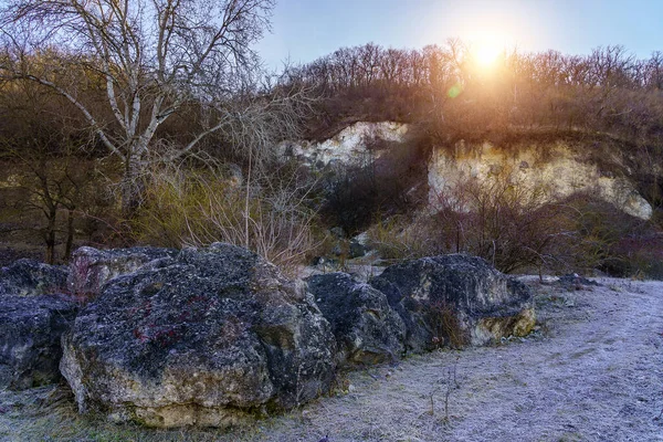 Die Schönheit Der Winterlichen Natur Mit Steinen Und Frost Hintergrund — Stockfoto