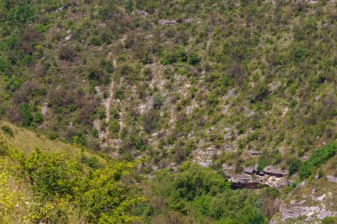 Doğu Avrupa 'nın vahşi kayalık ve dağlık doğası. Metin için kopya alanı olan peyzaj arkaplanı. Seçici odaklanma, uyumlu. Tipovo veya Tipova köyü, Moldova 'ya hoş geldiniz..
